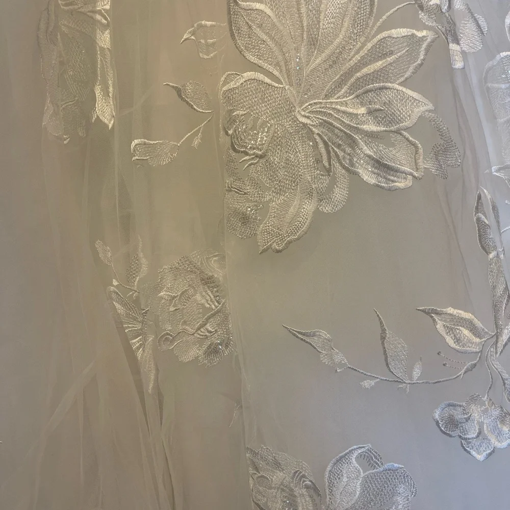 Brand new size 10 elegant beautiful wedding dress